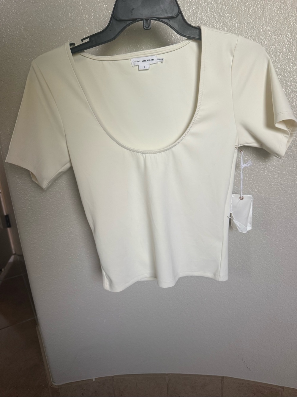 Good American Cream Scoop Neck Short Sleeve Top